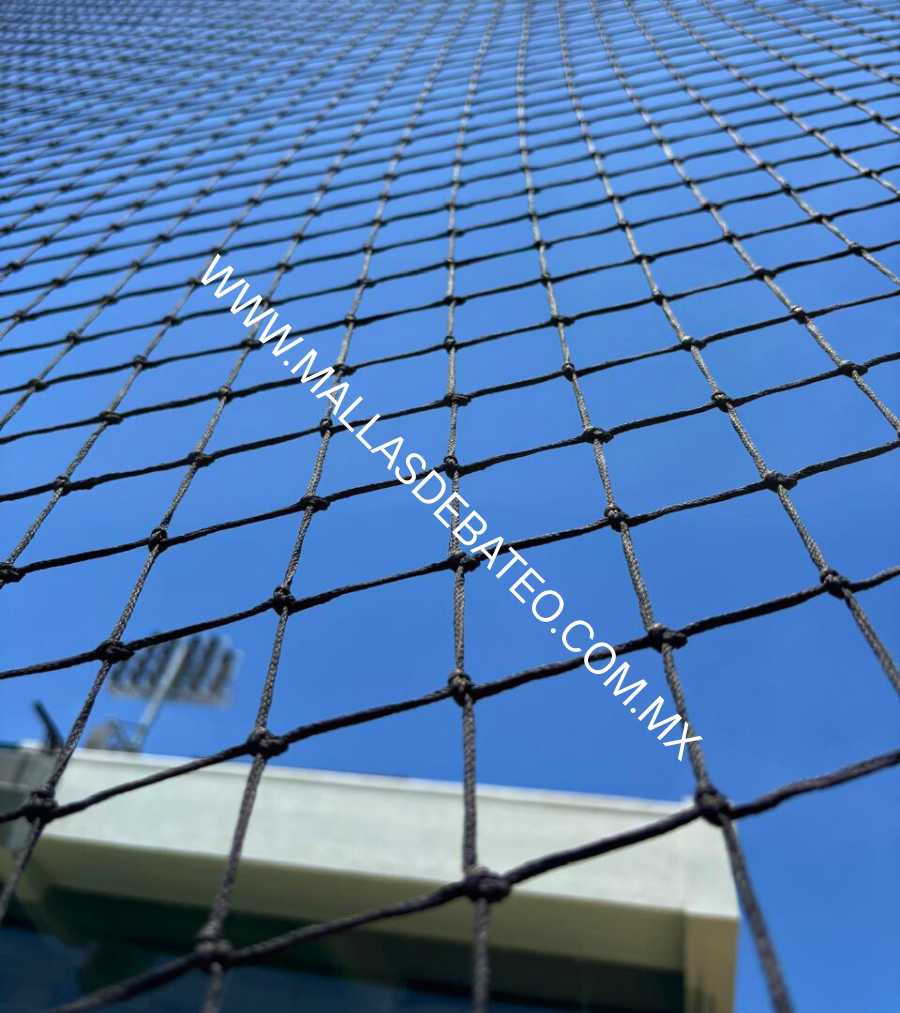 Malla lateral protegiendo zona de bancas y público