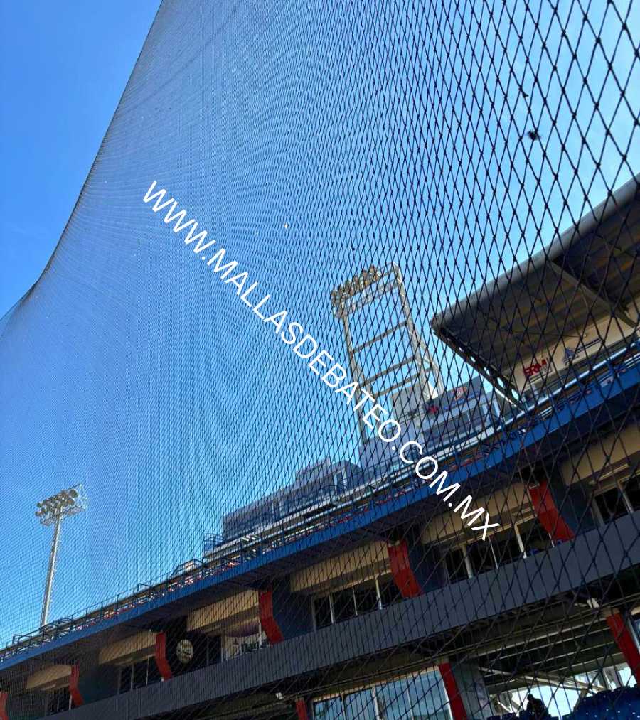 Detalle de tensado y postes de la malla deportiva